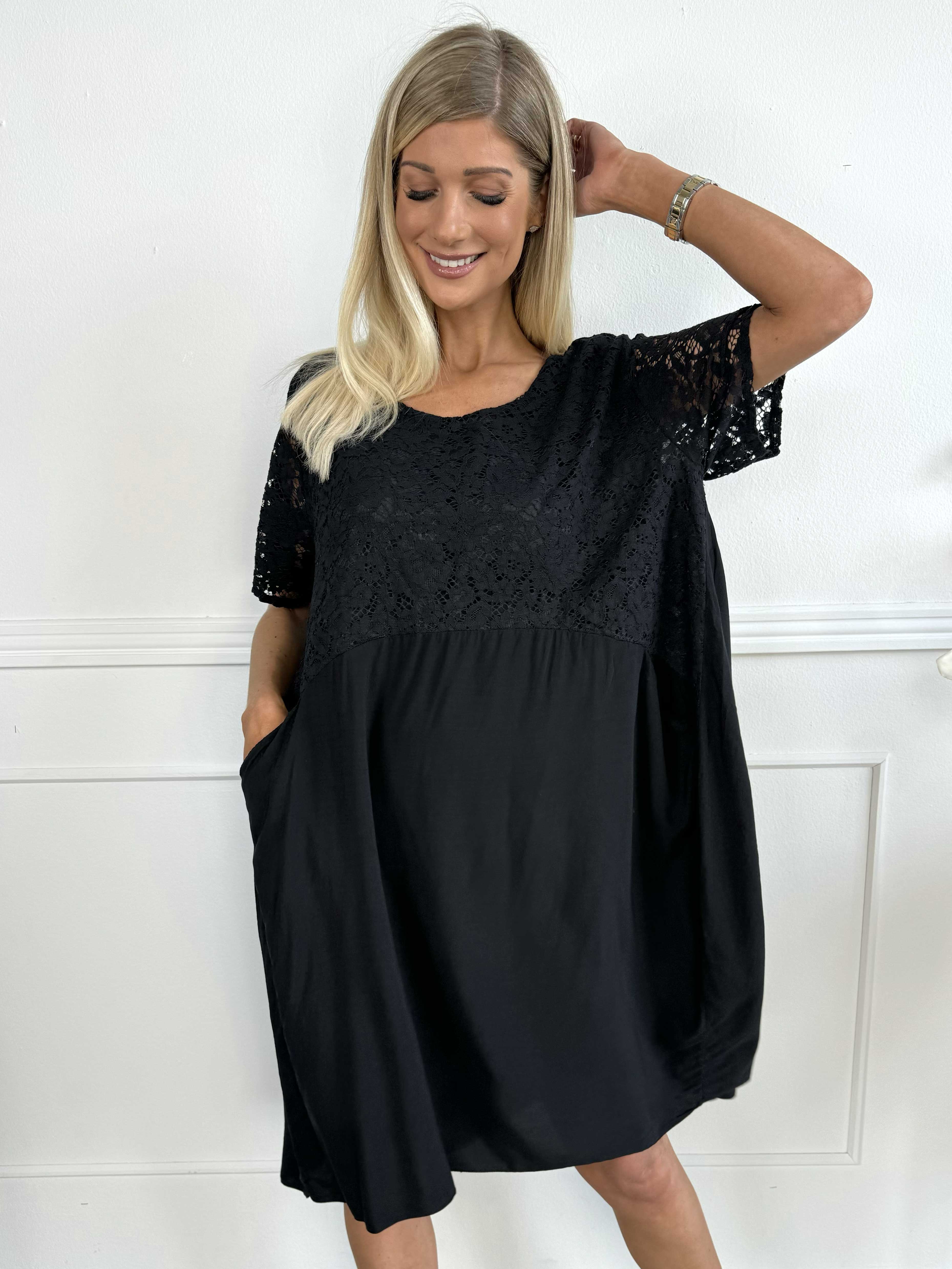 Sannie - Söt klänning med spets och fickor